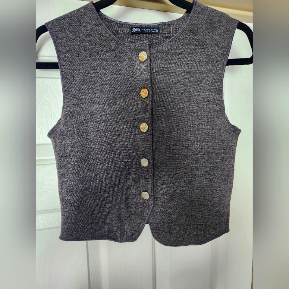 Zara buttoned knitted waistcoat small. dark beige/light brown